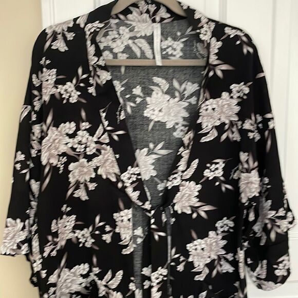 Spiritual Gangster Amanda 3/4 Sleeve Lightweight Kimono - Picture 7 of 9